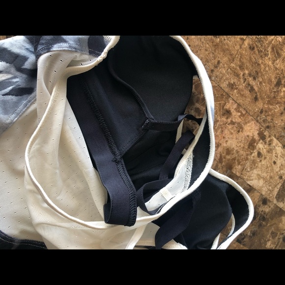 Lululemon Dance To Yoga Tank
Pretty Plume Angel Wing Black / Black - Picture 7 of 8